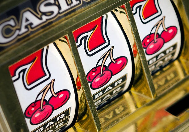 Live roulette wheel and betting table on juragan99 slot
